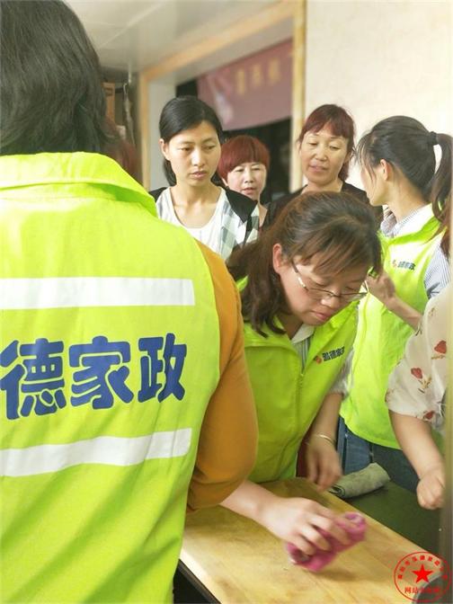 抱宝宝的正确姿势。油田月嫂培训哪家好？油田家政公司哪家专业？