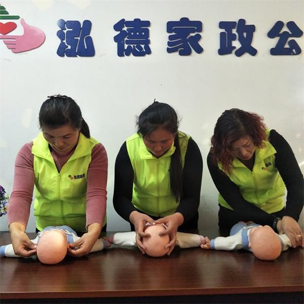 月嫂学习婴儿抚触操